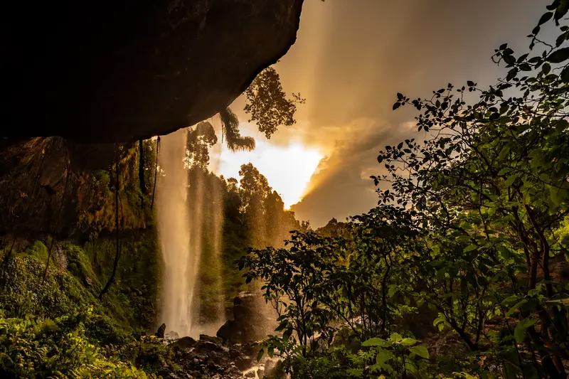 Höhle hinter den Sipi Falls bei Sonnenuntergang