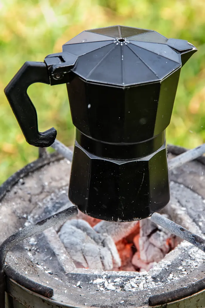 Kaffee aufbrühen in den Bergen Ugandas